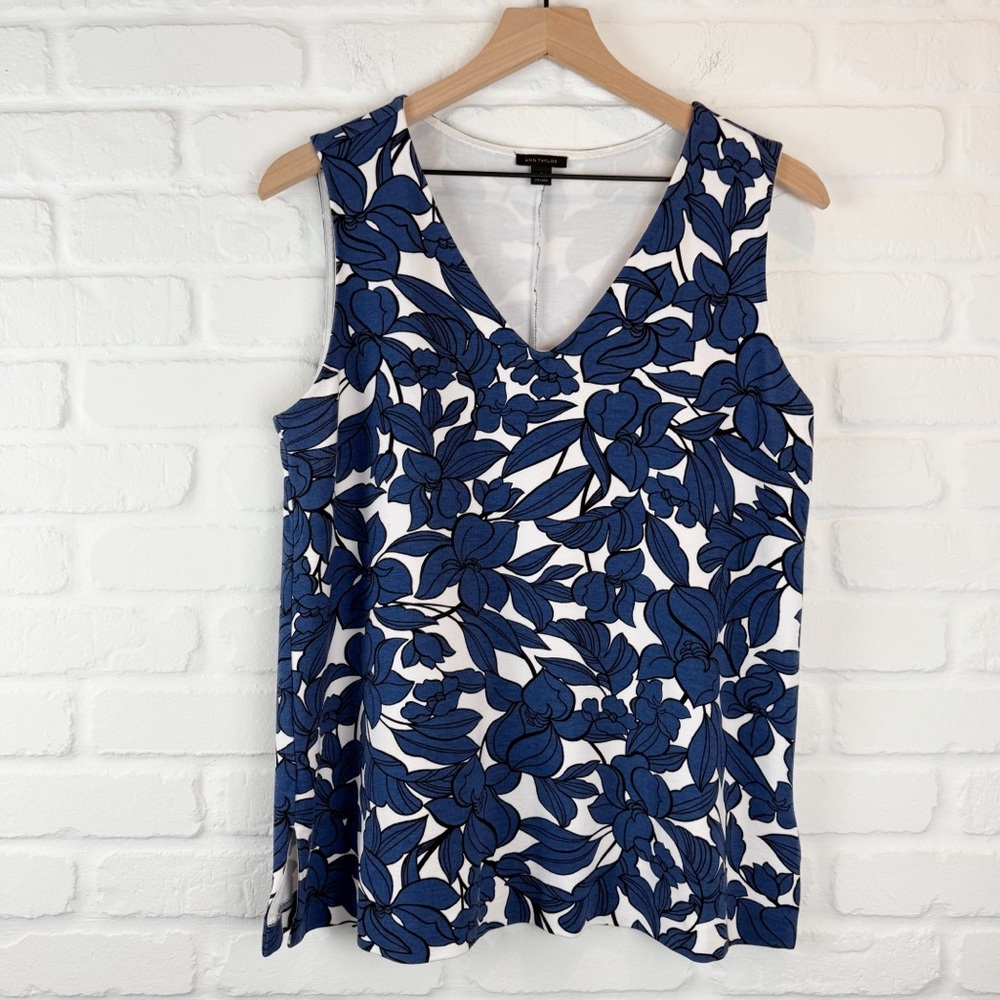 Ann Taylor White Blue Black Floral V-neck Sleeveless Knit Tank Medium